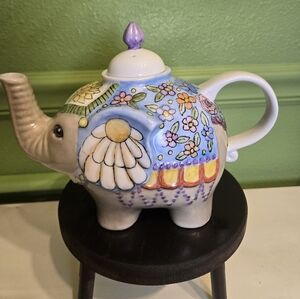 Vintage Porcelain handpainted elephant teapot signed by Diana Young 7"x9.5"